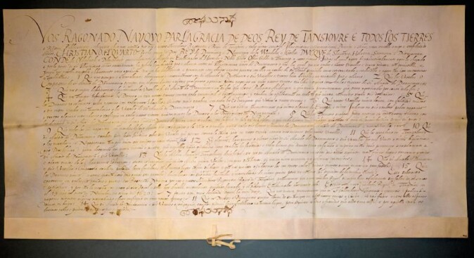 Traktaten mellom nayaka Raghunatha og Christian IV ble skrevet på portugisisk, for det var det språket begge parter kunne kommunisere på. Ifølge traktaten fra 19. november 1620 får den danske kongen overført byen Trankebar og lov å drive handel samt bygge et fort. Selve traktaten var imidlertid et europeisk fenomen som inderne ikke hadde tradisjon for og derfor ikke regnet for å være spesielt bindende. Traktaten mellom nayaka Raghunatha og Christian IV ble skrevet på portugisisk, for det var det språket begge parter kunne kommunisere på. Ifølge traktaten fra 19. november 1620 får den danske kongen overført byen Trankebar og lov å drive handel samt bygge et fort. Selve traktaten var imidlertid et europeisk fenomen som inderne ikke hadde tradisjon for og derfor ikke regnet for å være spesielt bindende.