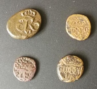 Det ble preget mynter i Trankebar i all den tiden, byen var under dansk herredømme. Myntene er ofte små og laget av kobber. På mynten øverst til venstre ses Frederik VIs monogram. Ofte har man brukt så små stykker metall at det ikke var plass til hele myntens motiv. I dag kan man kjøpe seg en av de gamle myntene for omkring 50 kroner for de mest vanlige. Det ble preget mynter i Trankebar i all den tiden, byen var under dansk herredømme. Myntene er ofte små og laget av kobber. På mynten øverst til venstre ses Frederik VIs monogram. Ofte har man brukt så små stykker metall at det ikke var plass til hele myntens motiv. I dag kan man kjøpe seg en av de gamle myntene for omkring 50 kroner for de mest vanlige.