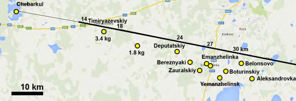 Kartet viser bekreftede funnsteder for de mindre meteorittene (gule prikker med svart omriss) og innsjøen Tsjebarkul. Den svarte streken viser ildkulens bane fra høyre mot venstre.Tallene viser høyden på ildkulen fra 30 km høyde (høyre side av kartet) til 14 km høyde (venstre side av kartet). Byen Tsjeljabinsk ligger mot nord utenfor kartet. (Foto: (Illustrasjon: Science/AAAS))