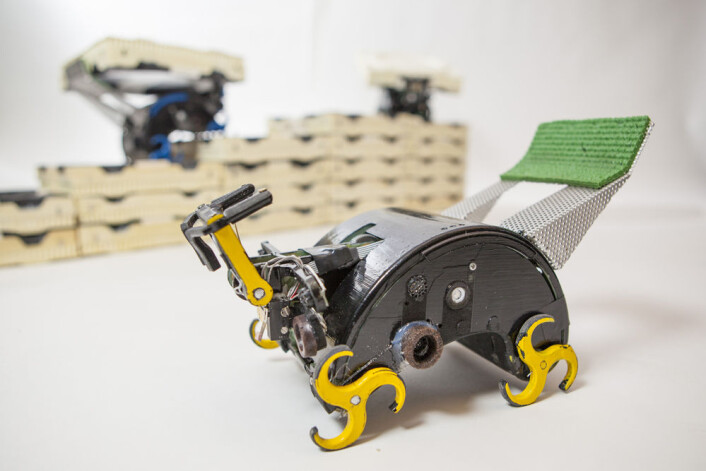 Denne lille roboten og kameratene dens kan bygge både tårn og pyramider, helt uten sjef og byggeplaner. (Foto: Eliza Grinnell, Harvard School of Engineering and Applied Sciences) Denne lille roboten og kameratene dens kan bygge både tårn og pyramider, helt uten sjef og byggeplaner. (Foto: Eliza Grinnell, Harvard School of Engineering and Applied Sciences)