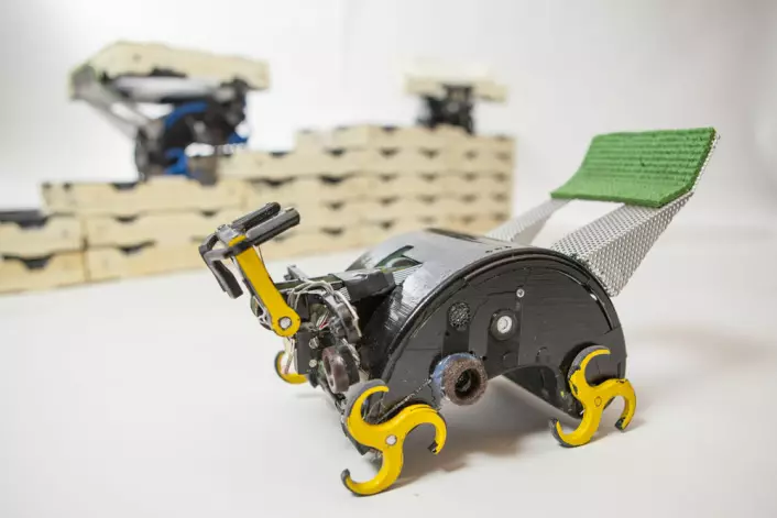 Denne lille roboten og kameratene dens kan bygge både tårn og pyramider, helt uten sjef og byggeplaner. (Foto: Eliza Grinnell, Harvard School of Engineering and Applied Sciences)