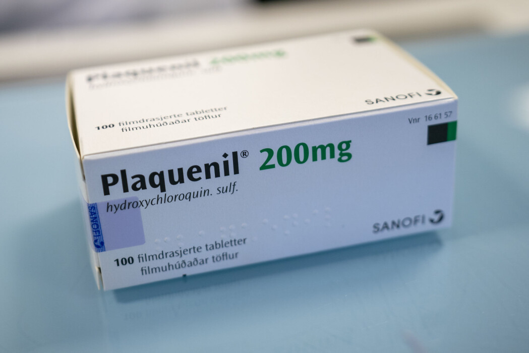 Plaquenil er en malariamedisin som inneholder hydroksyklorokin. Britiske forskere har kommet fram til hydroksyklorokin ikke har noen virkning på koronapasienter. Plaquenil er en malariamedisin som inneholder hydroksyklorokin. Britiske forskere har kommet fram til hydroksyklorokin ikke har noen virkning på koronapasienter.