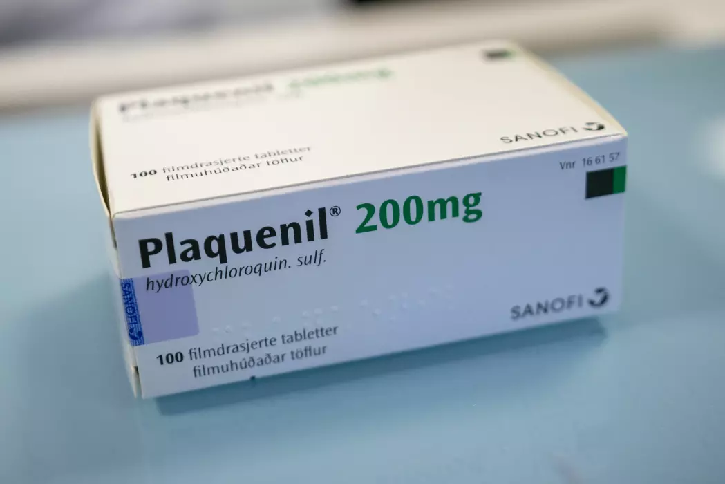 Plaquenil er en malariamedisin som inneholder hydroksyklorokin. Britiske forskere har kommet fram til hydroksyklorokin ikke har noen virkning på koronapasienter.