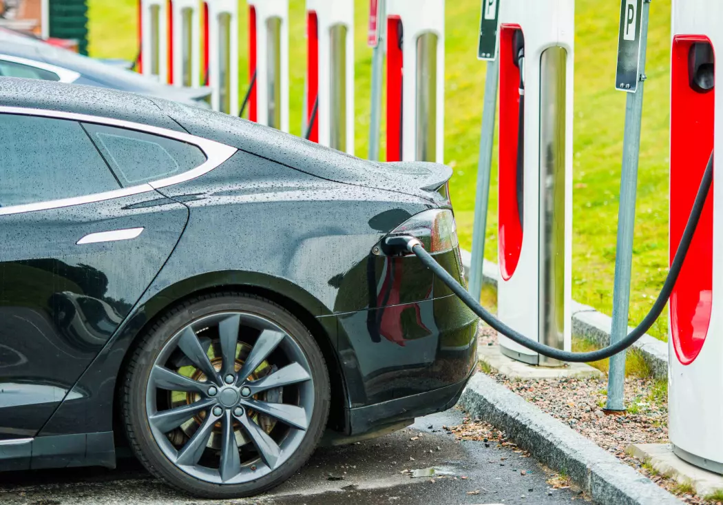 Stadig flere elbiler selges, og det betyr stadig flere batterier som må håndteres.