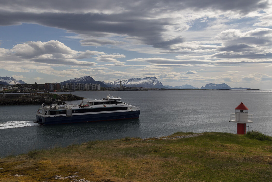 Hurtigbåt i Nordland, på vei ut fra Bodø til øyene i området. Hurtigbåt i Nordland, på vei ut fra Bodø til øyene i området.