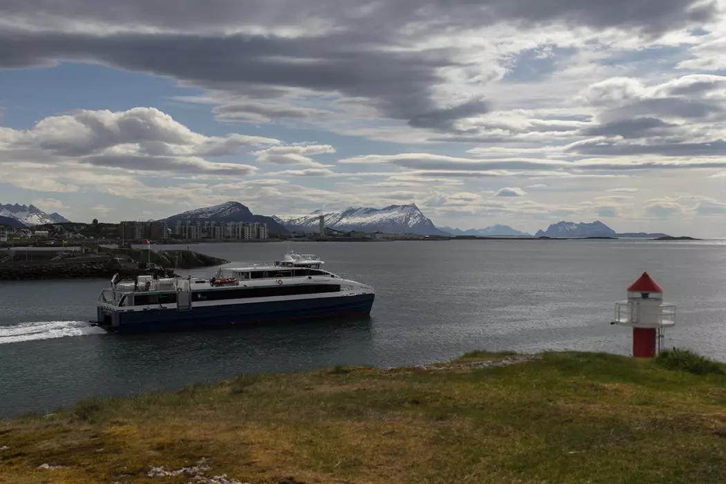 Hurtigbåt i Nordland, på vei ut fra Bodø til øyene i området.
