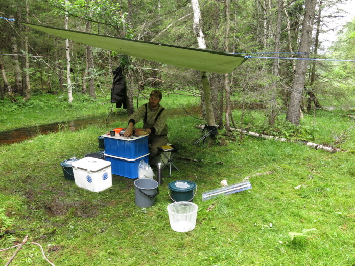 Masterstudent Knut Magnus Wold forbereder utstyret til fiske. Masterstudent Knut Magnus Wold forbereder utstyret til fiske.