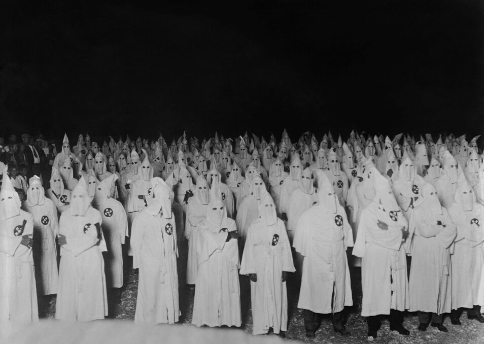 Laboratoriestudier har vist at selv de mest bevisste og velmenende og åpne i blant oss, er akutt sikre og raske når det kommer til å avgjøre hvem som er hvem. Og like raske til å hente frem fordommene. Bildet er fra en Ku Klux Klan-samling i USA på starten av 1920-tallet.