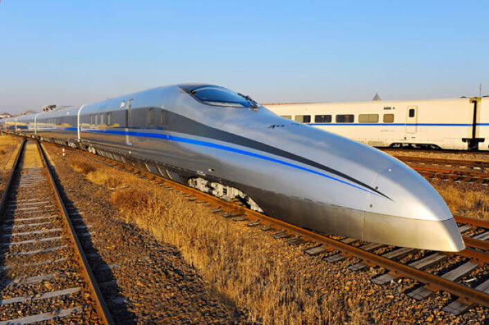 Dette seks vogner lange toget ble testet i hastigheter helt opp mot 500 kilometer i timen på en testbane i Tsingdao i helga. (Foto: Xinhua) Dette seks vogner lange toget ble testet i hastigheter helt opp mot 500 kilometer i timen på en testbane i Tsingdao i helga. (Foto: Xinhua)