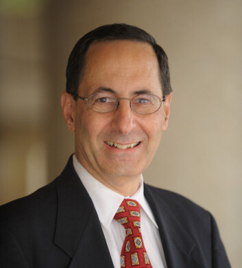 Barry Kramer ved Physician Data Query Screening and Prevention Editorial Board ved National Cancer Institute (NIH) i USA. (Foto: NIH) Barry Kramer ved Physician Data Query Screening and Prevention Editorial Board ved National Cancer Institute (NIH) i USA. (Foto: NIH)