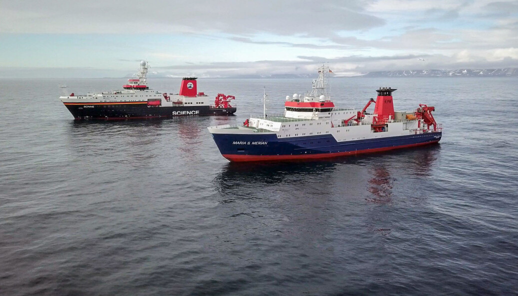 RV Maria S. Merian og RV Sonne ved Svalbard for for mannskaps- og utstyrsbytte. RV Maria S. Merian og RV Sonne ved Svalbard for for mannskaps- og utstyrsbytte.