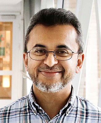 Koronaviruset og de enorme konsekvensene spredningen har fått, har pirret forskerinteressen til professor Farrukh Abbas Chaudhry ved UiO. Koronaviruset og de enorme konsekvensene spredningen har fått, har pirret forskerinteressen til professor Farrukh Abbas Chaudhry ved UiO.