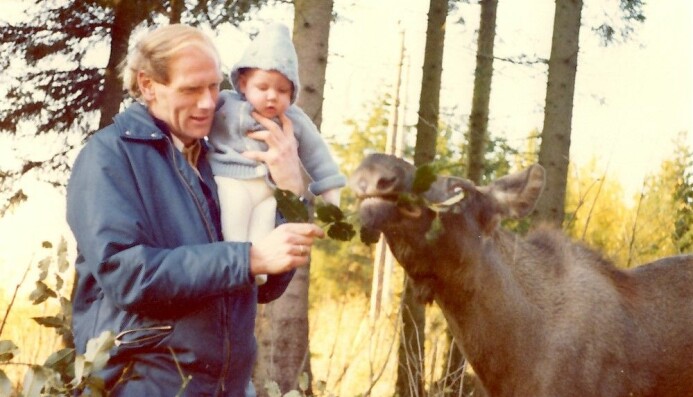 Olav Hjeljord forsket på elg i mange år. Her fra da sønnen hans var liten og fikk være med på jobb. Olav Hjeljord forsket på elg i mange år. Her fra da sønnen hans var liten og fikk være med på jobb.