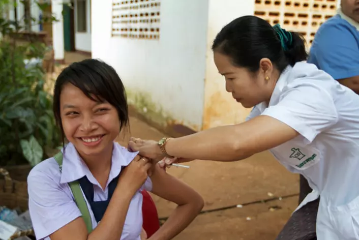 Antall dødsfall som følge av meslinger i verden har gått kraftig ned etter 2000, takket være vaksinering. Men fortsatt dør tusener av barn unødvendig. Målet med vaksinering er at så mange som mulig skal være immun mot sykdommen. Bildet av denne jenta som blir vaksinert er tatt i Laos. (Foto: WHO)