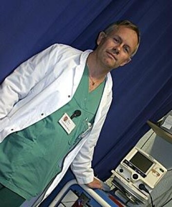 "Overlege og forsker Eirik Skogvoll har praktisk erfaring med hjertestans som anestesilege ved St Olav Hospital. Her foran en vanlig hjertestarter på Akutten i Trondheim. Foto: Tor H. Monsen" "Overlege og forsker Eirik Skogvoll har praktisk erfaring med hjertestans som anestesilege ved St Olav Hospital. Her foran en vanlig hjertestarter på Akutten i Trondheim. Foto: Tor H. Monsen"
