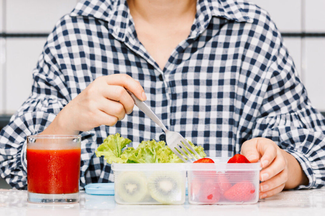 Women with higher education eat the most fruit, new research shows. The results are published in PLOS One. Women with higher education eat the most fruit, new research shows. The results are published in PLOS One.