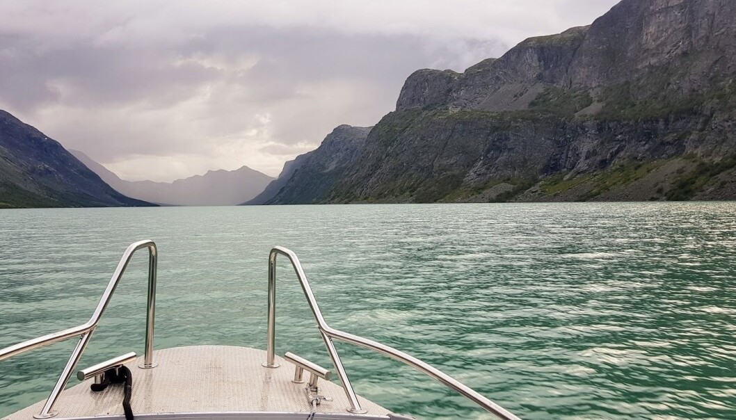 Feltarbeid fra båt på Gjende. Feltarbeid fra båt på Gjende.