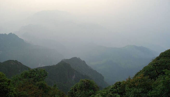 Emei-fjellene er et sentrum for buddhistisk kultur i Kina. Her finnes det også flere sjeldne dyrearter. Fjellene besøkes av mange turister. Emei-fjellene er et sentrum for buddhistisk kultur i Kina. Her finnes det også flere sjeldne dyrearter. Fjellene besøkes av mange turister.