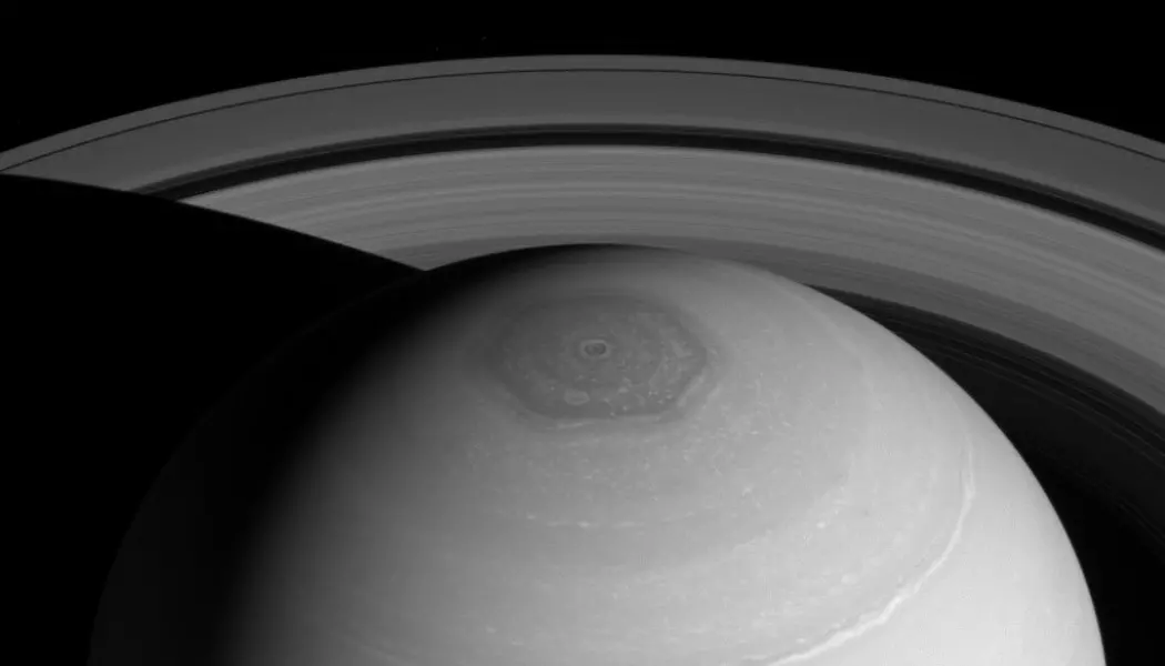 Den sekskantede stormen på Saturns nordpol, sett av Cassini i 2014.