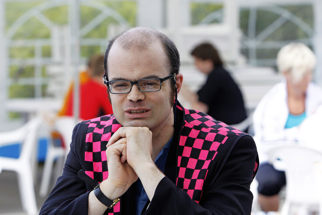 Hans Olav Lahlum kler seg mer konvensjonelt enn tidligere, sier han selv, men synes det er positivt at kravene til påkledning er blitt mindre konforme. (Foto: Jan Petter Lynau, VG) Hans Olav Lahlum kler seg mer konvensjonelt enn tidligere, sier han selv, men synes det er positivt at kravene til påkledning er blitt mindre konforme. (Foto: Jan Petter Lynau, VG)