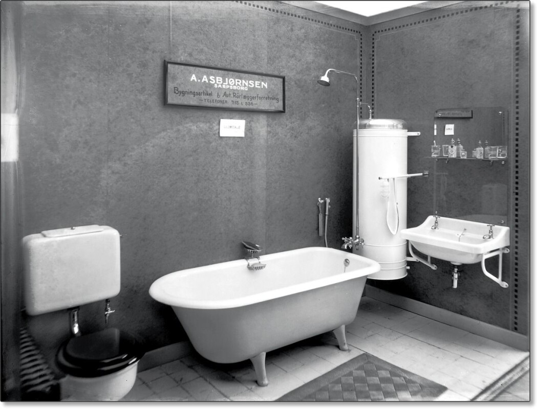Så moderne kunne et bad bli i 1930, om du kjøpte det hos A. Asbjørnsen bygningsartikkel og rørleggerforretning i Sarpsborg. Så moderne kunne et bad bli i 1930, om du kjøpte det hos A. Asbjørnsen bygningsartikkel og rørleggerforretning i Sarpsborg.