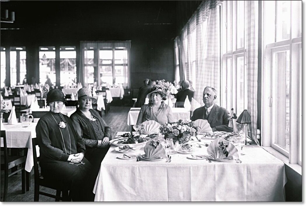 Hovedrestauranten under utstillingen hadde øl- og vinrett og plass til hele 1300 gjester. Den ble drevet av restauratør Carl Jørgensen, kjent for restauranten «Cordial» i Storgata i Oslo. Men det var et krav at servitørene kom fra Sarpsborg. Gjestene kunne få servert <i>«alt hva man kan forlange til legemets vederkvegelse»,</i> som journalisten i Sarpsborg Arbeiderblad bemerket. Hovedrestauranten under utstillingen hadde øl- og vinrett og plass til hele 1300 gjester. Den ble drevet av restauratør Carl Jørgensen, kjent for restauranten «Cordial» i Storgata i Oslo. Men det var et krav at servitørene kom fra Sarpsborg. Gjestene kunne få servert <i>«alt hva man kan forlange til legemets vederkvegelse»,</i> som journalisten i Sarpsborg Arbeiderblad bemerket.
