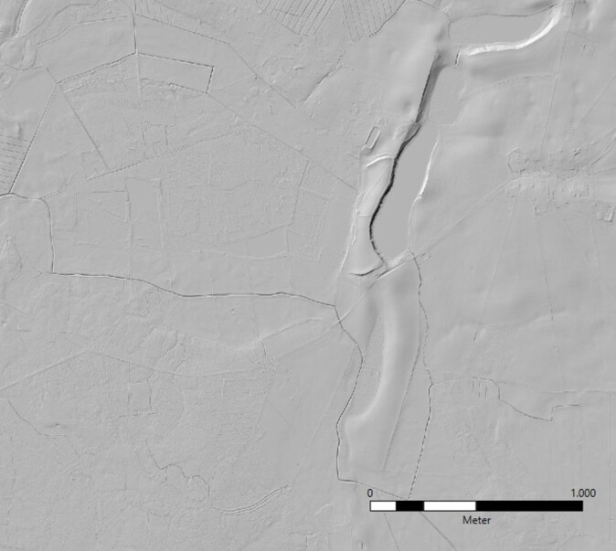Lidar-teknologi gjør det mulig å se konturene av et landskap uten vegetasjon. Her ses et LIDAR-bilde av vollanlegget ved Trygge Slot. Lidar-teknologi gjør det mulig å se konturene av et landskap uten vegetasjon. Her ses et LIDAR-bilde av vollanlegget ved Trygge Slot.