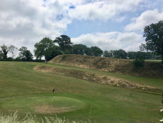 I dag er det anlagt golfbane ved vikinganlegget. Her er nordvollen fotografert – sett forfra. I dag er det anlagt golfbane ved vikinganlegget. Her er nordvollen fotografert – sett forfra.