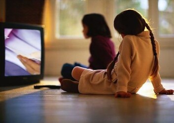 Særleg småbarnsforeldre kan nok kjenne seg igjen i følelsen av å bli trøtt etter middag og arbeid. (Foto: Colourbox) Særleg småbarnsforeldre kan nok kjenne seg igjen i følelsen av å bli trøtt etter middag og arbeid. (Foto: Colourbox)