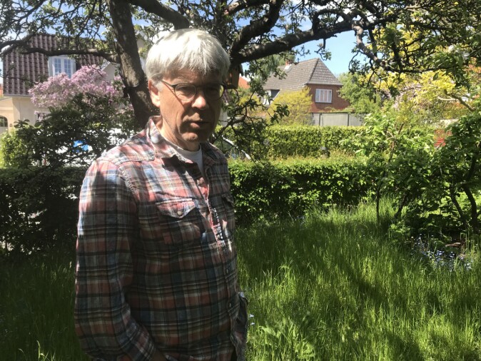 Per Gundersen i forhagens engaktige økosystem. Per Gundersen i forhagens engaktige økosystem.