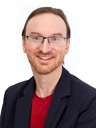 – Med hodetelefoner stenger vi ute sanseuttrykk, og du lukker deg inne i din egen boble, og du beveger deg mer til musikk, sier professor Alexander Refsum Jensenius. – Med hodetelefoner stenger vi ute sanseuttrykk, og du lukker deg inne i din egen boble, og du beveger deg mer til musikk, sier professor Alexander Refsum Jensenius.