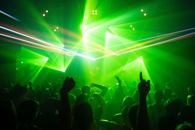 Når du danser til elektronisk dansemusikk, er det pulsen og detaljene i musikken som skaper energi. De samme elementene påvirker deg når du prøver å stå stille. Når du danser til elektronisk dansemusikk, er det pulsen og detaljene i musikken som skaper energi. De samme elementene påvirker deg når du prøver å stå stille.