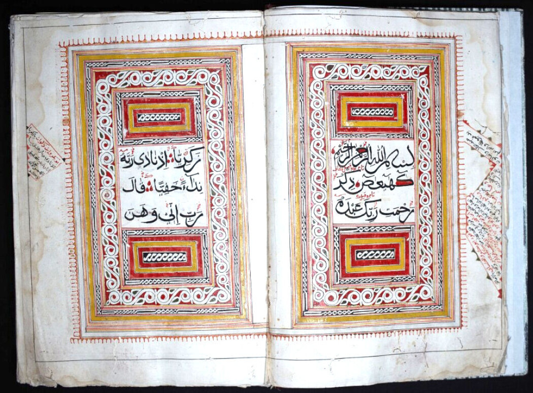 En håndskrevet Koran fra Zanzibar, muligens fra midten av 1800-tallet. Zanzibar var et handelssentrum og hadde en overklasse som kunne skaffe seg slike praktverk. En håndskrevet Koran fra Zanzibar, muligens fra midten av 1800-tallet. Zanzibar var et handelssentrum og hadde en overklasse som kunne skaffe seg slike praktverk.