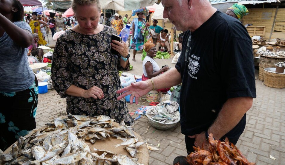 Forsker Marian Kjellevold sammen med Jeppe Kolding fra UiB på fiskemarked i Ghana. De fleste av småfiskene som spises i land i Afrika og Asia har høyt innhold av næringsstoffer, spesielt artene som spises hele.