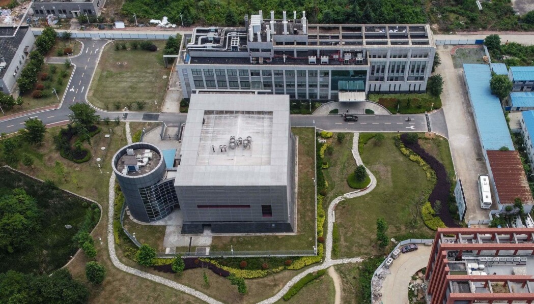 Det forskes på noen typer koronavirus ved Wuhan-instituttet, som ligger i provinsen Hubei i det sentrale Kina. Men en av forskerne der, Shi Zheng-Li, har sagt at de aldri har hatt viruset SARS-CoV-2 inne på laboratoriet. Det forskes på noen typer koronavirus ved Wuhan-instituttet, som ligger i provinsen Hubei i det sentrale Kina. Men en av forskerne der, Shi Zheng-Li, har sagt at de aldri har hatt viruset SARS-CoV-2 inne på laboratoriet.
