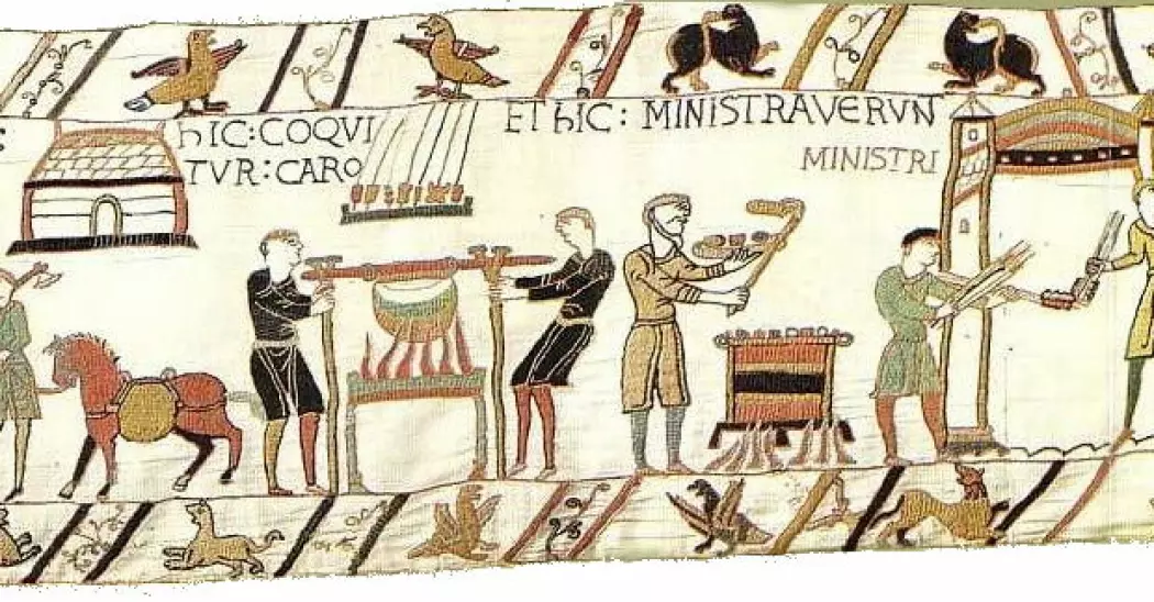 Det 70 meter lange Bayeux-teppet viser normannerhertugen Vilhelm Erobrerens invasjon av England i 1066. Normannerne var fra Frankrike og hadde nordisk opprinnelse.