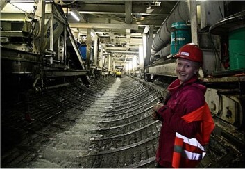 Doktorgradsstipendiat Kari Bråtveit på befaring i Tonstad kraftverk. (Foto: Cedren) Doktorgradsstipendiat Kari Bråtveit på befaring i Tonstad kraftverk. (Foto: Cedren)