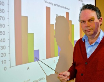 – Her er seigheten i slimet redusert med opptil 80 prosent, sier Arne Dessen i AlgiPharma. (Foto: Stein Morch) – Her er seigheten i slimet redusert med opptil 80 prosent, sier Arne Dessen i AlgiPharma. (Foto: Stein Morch)