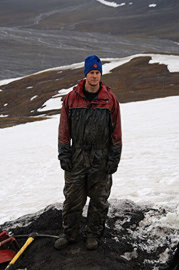 Espen Madsen Knutsen under utgravning på Svalbard. Foto: Lena Kristiansen Espen Madsen Knutsen under utgravning på Svalbard. Foto: Lena Kristiansen