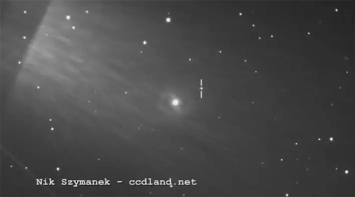 Supernovaen 2012AW nær galaksen M95 i stjernebildet Løven, framhevet med loddrett linje på hver side. M95 er nær nedenfor til venstre. Strålene fra utenfor venstre kant av bildet er det mye kraftigere lyset fra planeten Mars. (Foto: Nik Szymanek, via YouTube-video)