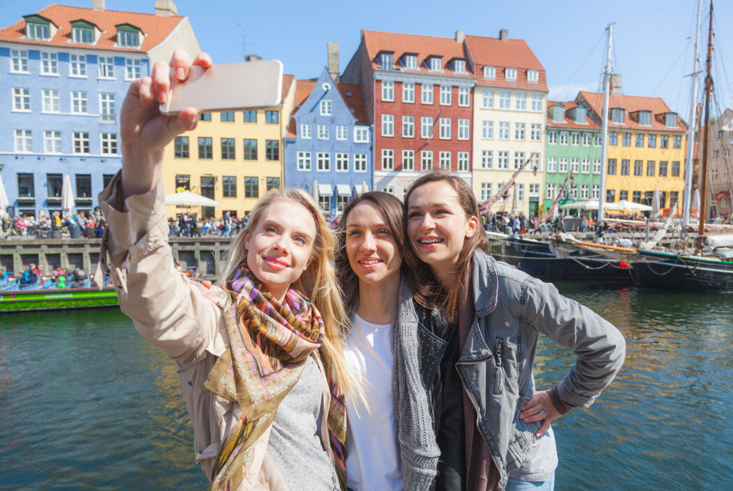 Skal du til Danmark i sommer? Da kan det være godt å vite at danskene forstår deg dårligere enn du forstår dem. Skal du til Danmark i sommer? Da kan det være godt å vite at danskene forstår deg dårligere enn du forstår dem.