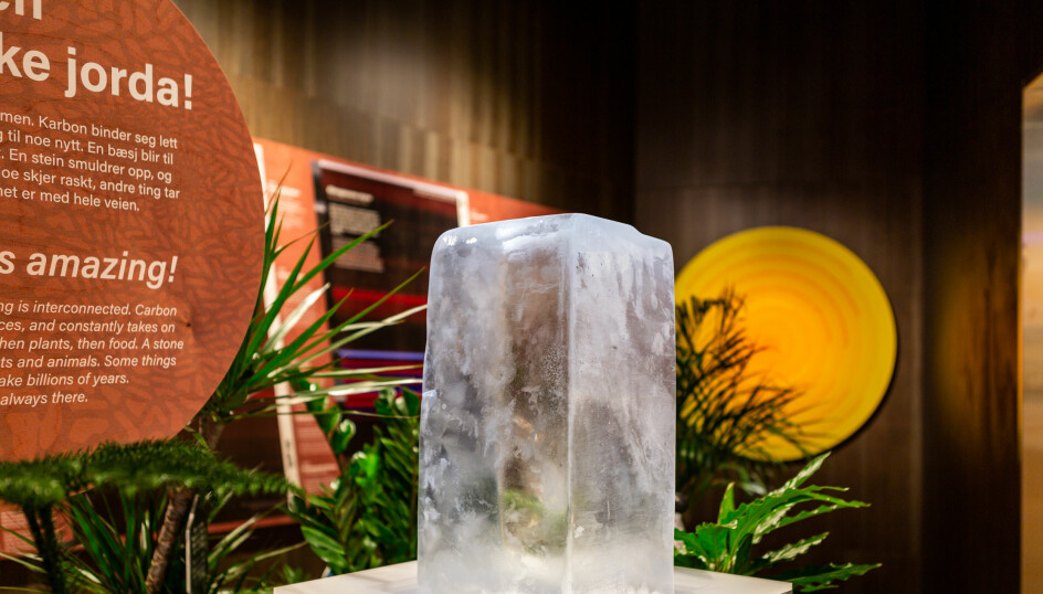 Når du tar på denne isblokka i Klimahuset kan du se hvor raskt den smelter når hendene dine er varme. Dette skal fortelle noe om hva som skjer med isen når klimaet blir varmere. Denne må byttes ut annenhver dag.