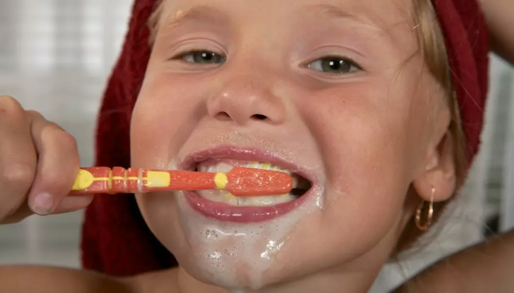 Du lærer å pusse tennene av foreldrene dine. Og temperaturen på vannet er nok en del av opplæringen. (Foto: Colourbox)