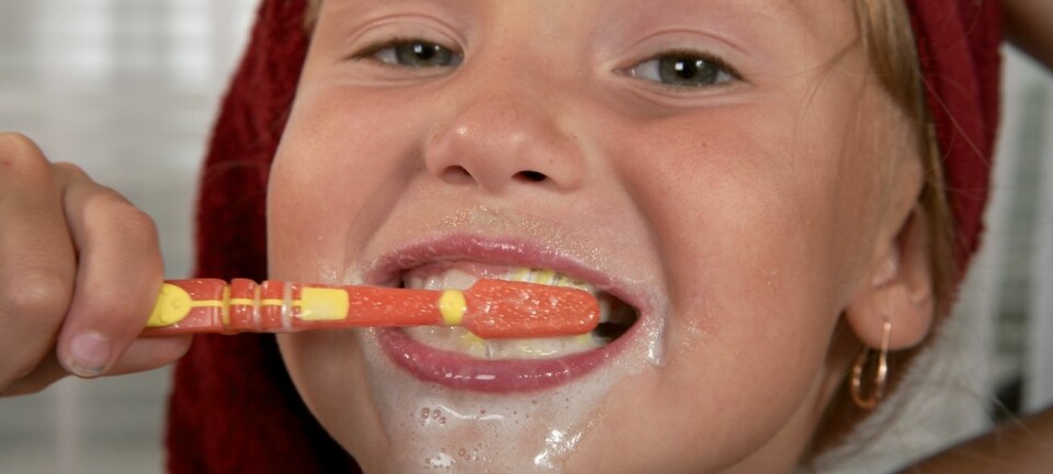Du lærer å pusse tennene av foreldrene dine. Og temperaturen på vannet er nok en del av opplæringen. Colourbox