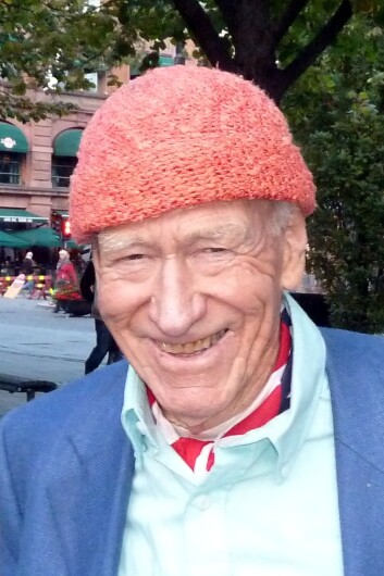 Olav Thon ser på den røde luen sin som et varemerke. (Foto: Ulf Larsen, Wikimedia Commons) Olav Thon ser på den røde luen sin som et varemerke. (Foto: Ulf Larsen, Wikimedia Commons)