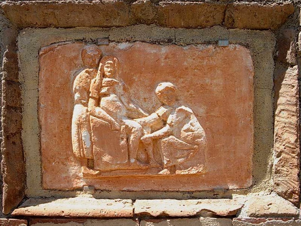 Relieff fra en grav fra den antikke romerske byen Ostia, til minne om jordmoren Scribonia Attice. Dette er ett av veldig få bilder fra antikken som viser en kvinne i fødsel.