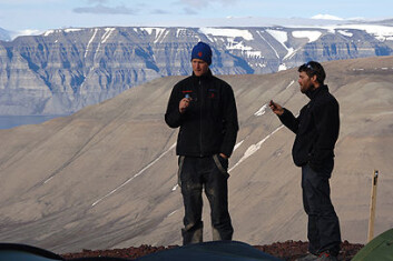 Espen Madsen Knutsen og Patrick Druckenmiller (University of Alaska, t.h.). Legg merke til dei snorrette lagdelingane i fjellet i bakgrunnen. Foto: Jørn Hurum, NHM Espen Madsen Knutsen og Patrick Druckenmiller (University of Alaska, t.h.). Legg merke til dei snorrette lagdelingane i fjellet i bakgrunnen. Foto: Jørn Hurum, NHM