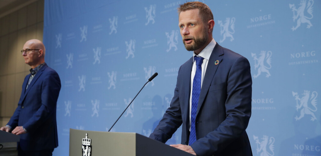 Helse- og omsorgsminister Bent Høie på en av de mange pressekonferansene om koronasituasjonen. I bakgrunnen helsedirektør Bjørn Guldvog. Myndighetene har i en rekke slike faste pressekonferanser informert om Norges videre vei ut av koronakrisen. Helse- og omsorgsminister Bent Høie på en av de mange pressekonferansene om koronasituasjonen. I bakgrunnen helsedirektør Bjørn Guldvog. Myndighetene har i en rekke slike faste pressekonferanser informert om Norges videre vei ut av koronakrisen.