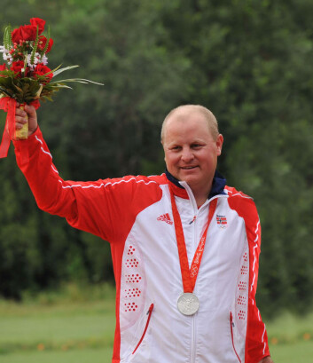 Sportsskytteren Tore Brovold vant sølv i skeet, en type leirdueskyting, i OL i Beijing. Her står han på seierspallen. (Foto: Karta24/Wikipedia) Sportsskytteren Tore Brovold vant sølv i skeet, en type leirdueskyting, i OL i Beijing. Her står han på seierspallen. (Foto: Karta24/Wikipedia)