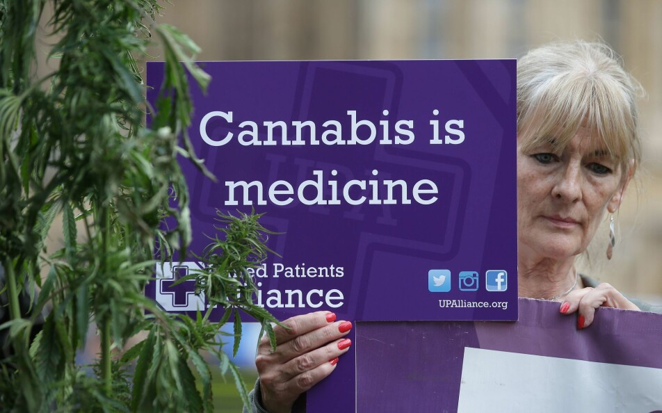 Det er et stadig større press fra pasientgrupper rundt omkring i Europa om gjøre cannabis mer tilgjengelig som medisin. Her fra en demonstrasjon i London i 2017.